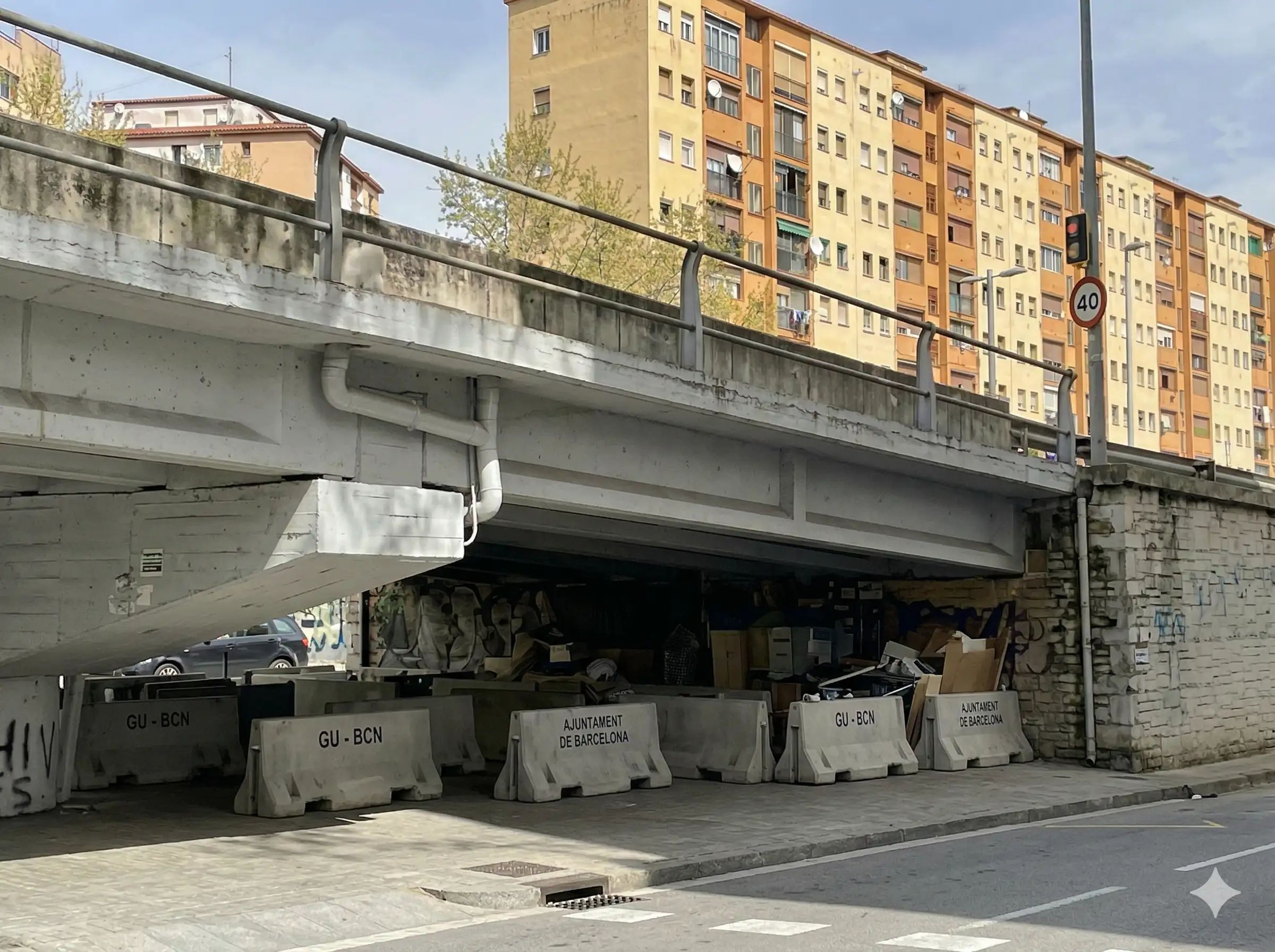 El puente de la C-31 en Badalona queda sellado con bloques de hormigón tras el desalojo del asentamiento