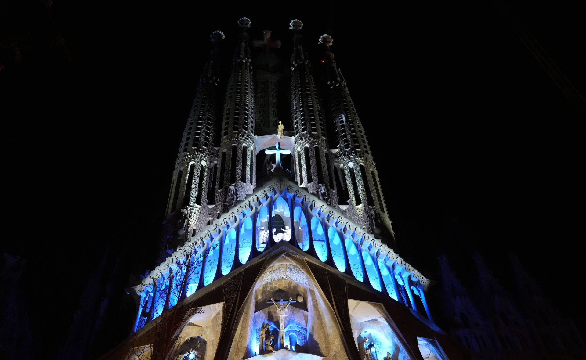 La façana de la Passió, il·luminada aquest diumenge en un espectacle de música i llum que explica la passió de Jesucrist (ACN / Guillem Roset)