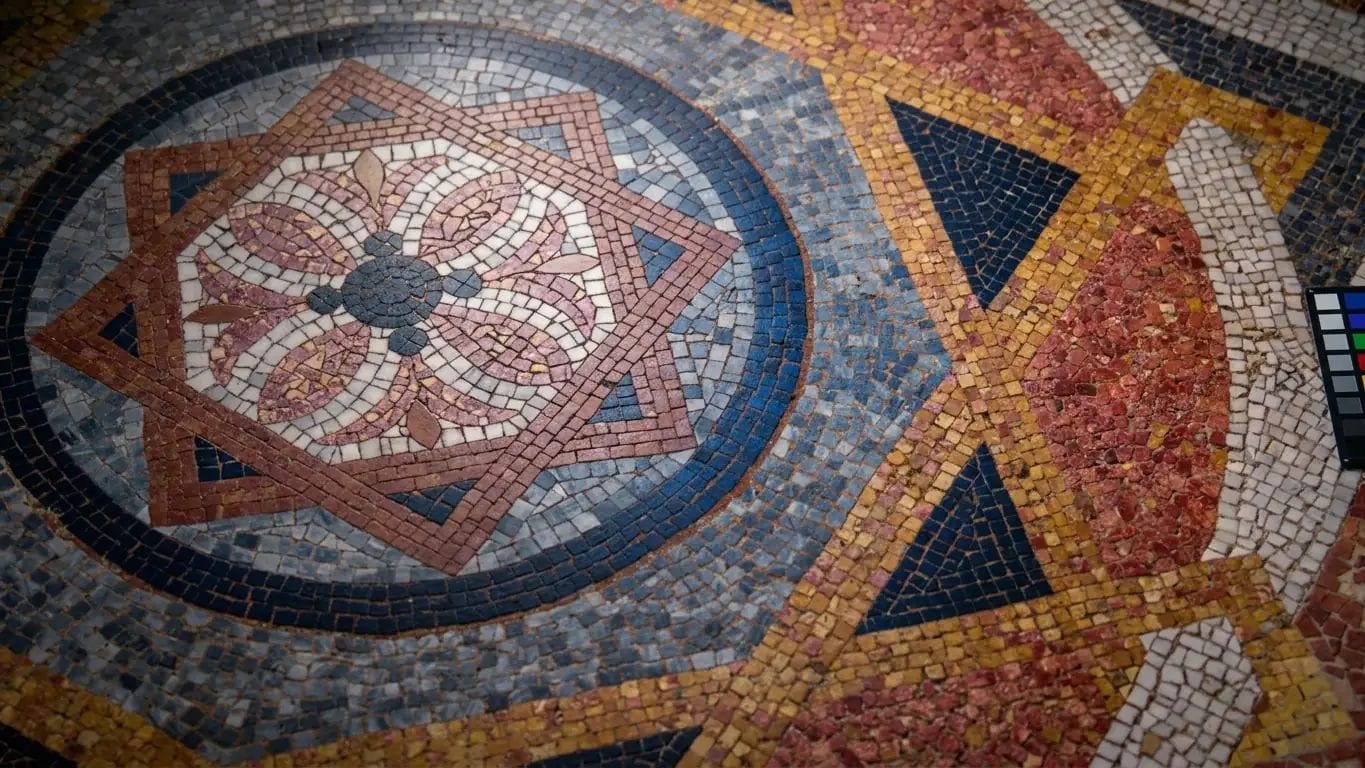 El mosaico oculto de Gaudí en Sant Andreu