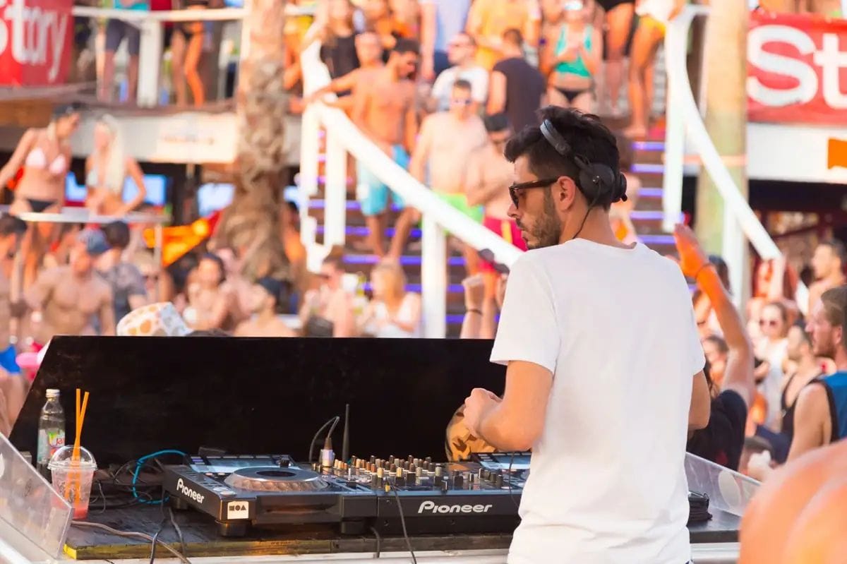 Barcelona estrena la Spa Rave: festa, música i relax en banyador