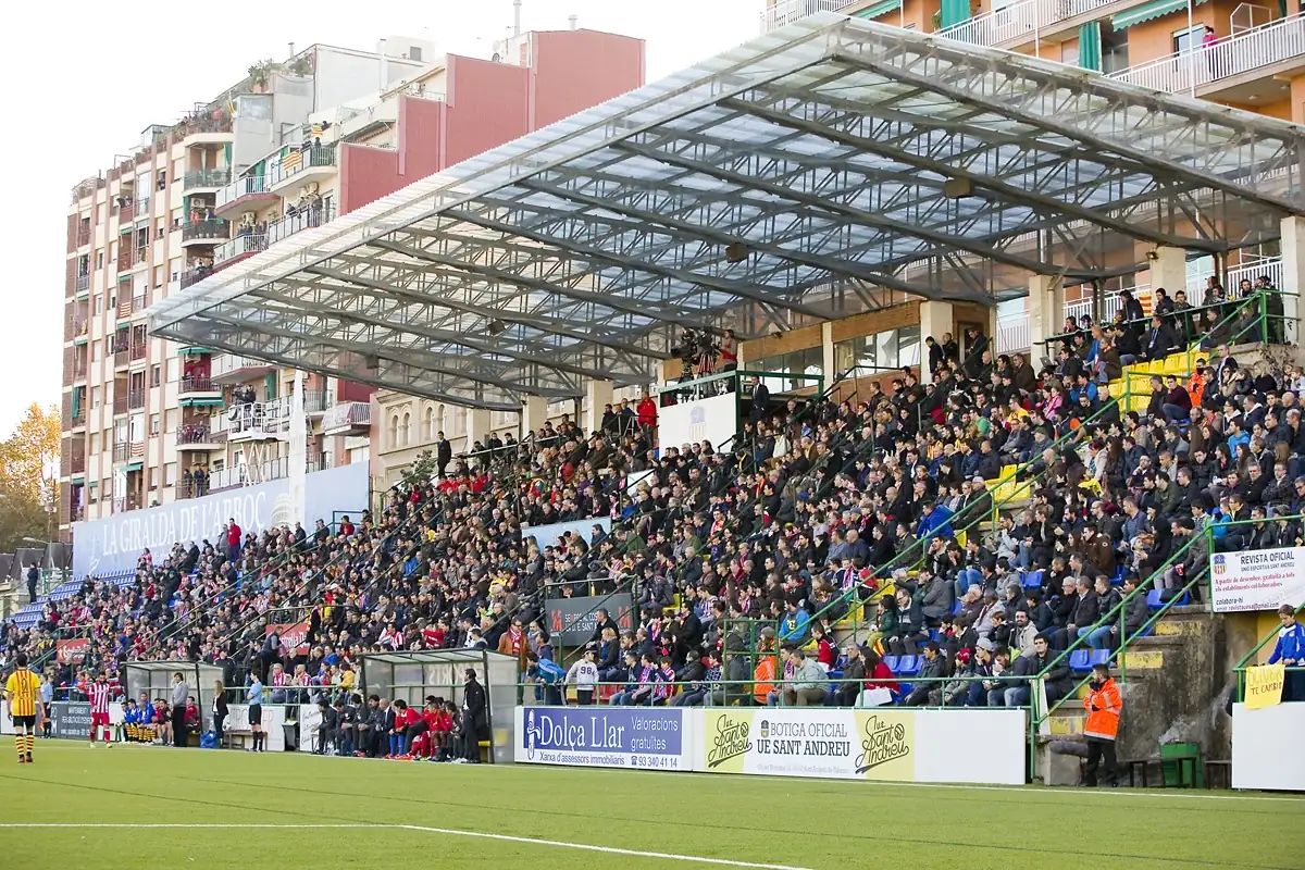 El futuro del fútbol de barrio en Barcelona, en riesgo por falta de financiación