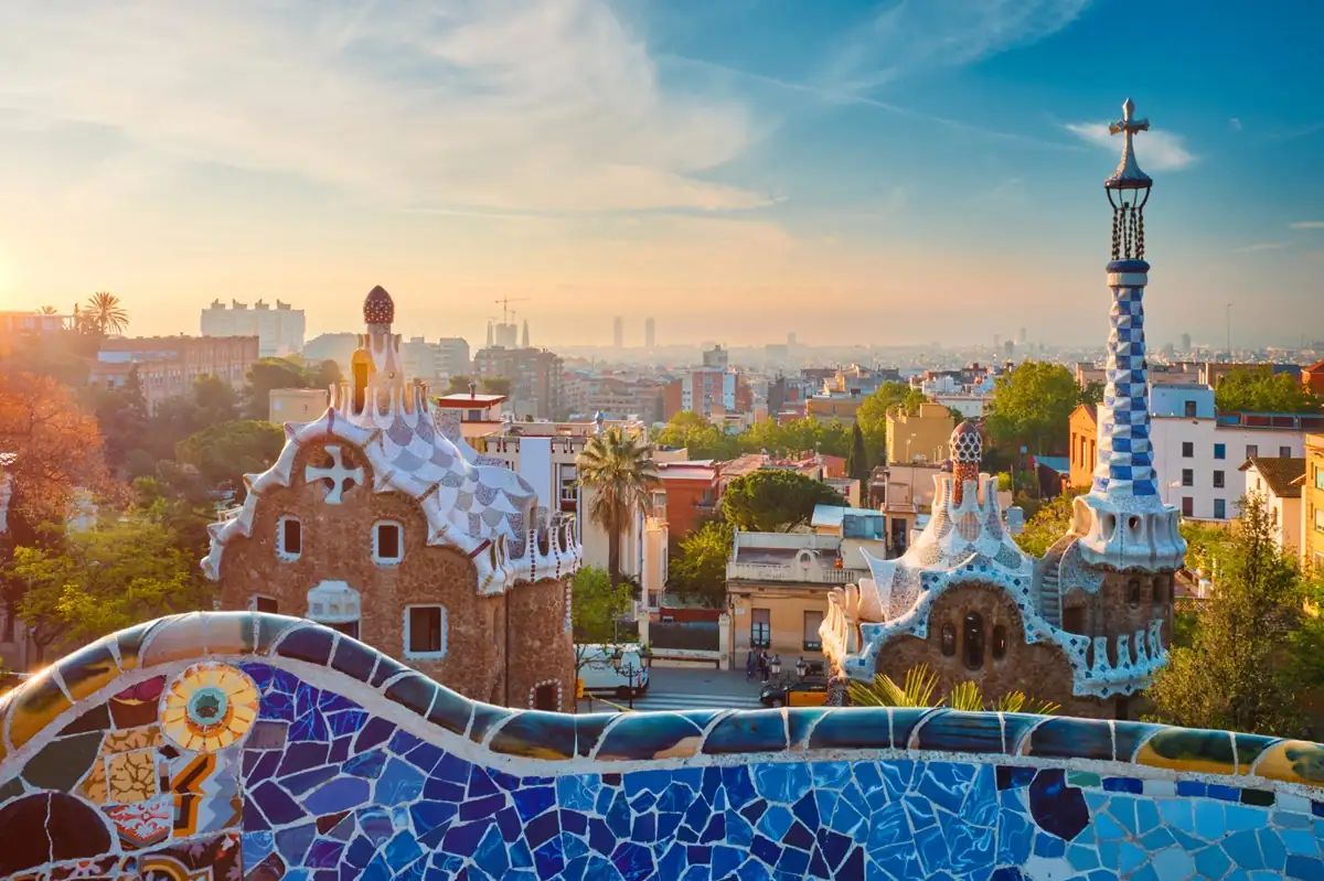 Barcelona arrenca la setmana amb cels clars i temperatures en alça