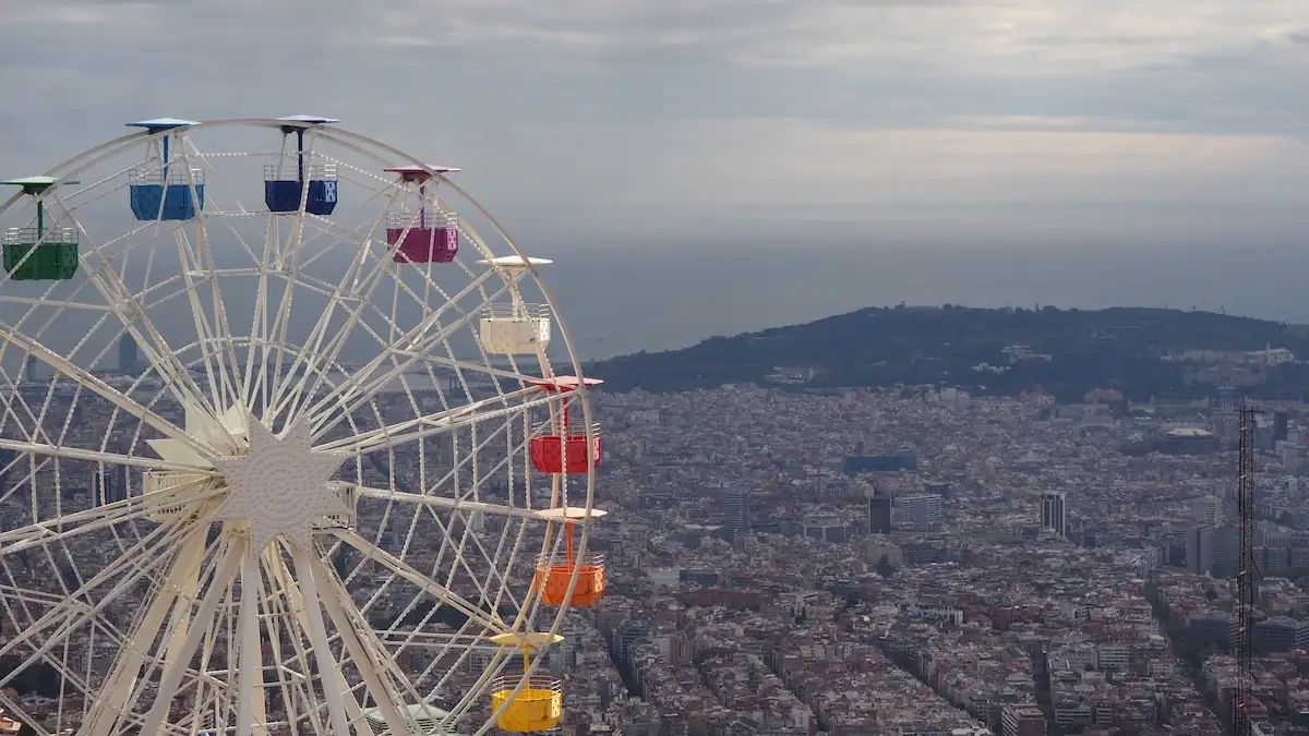 Barcelona mira al cel: calor, xafogor i possibilitat de tempestes