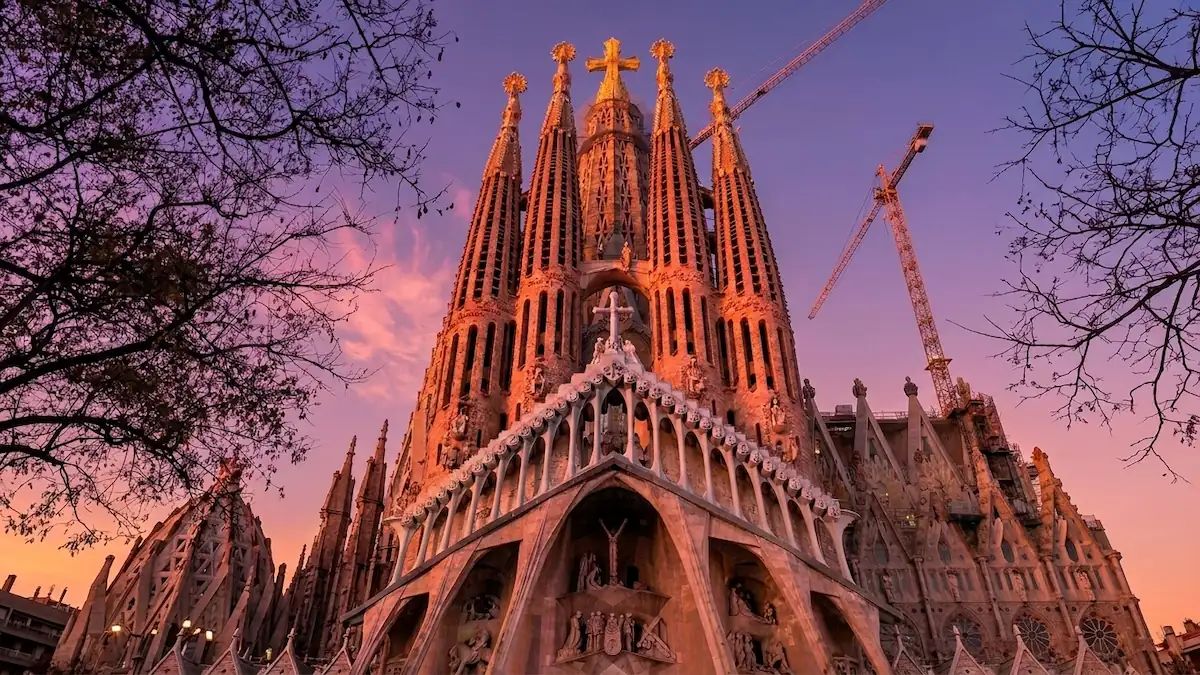 La Sagrada Familia esperando la misa papal