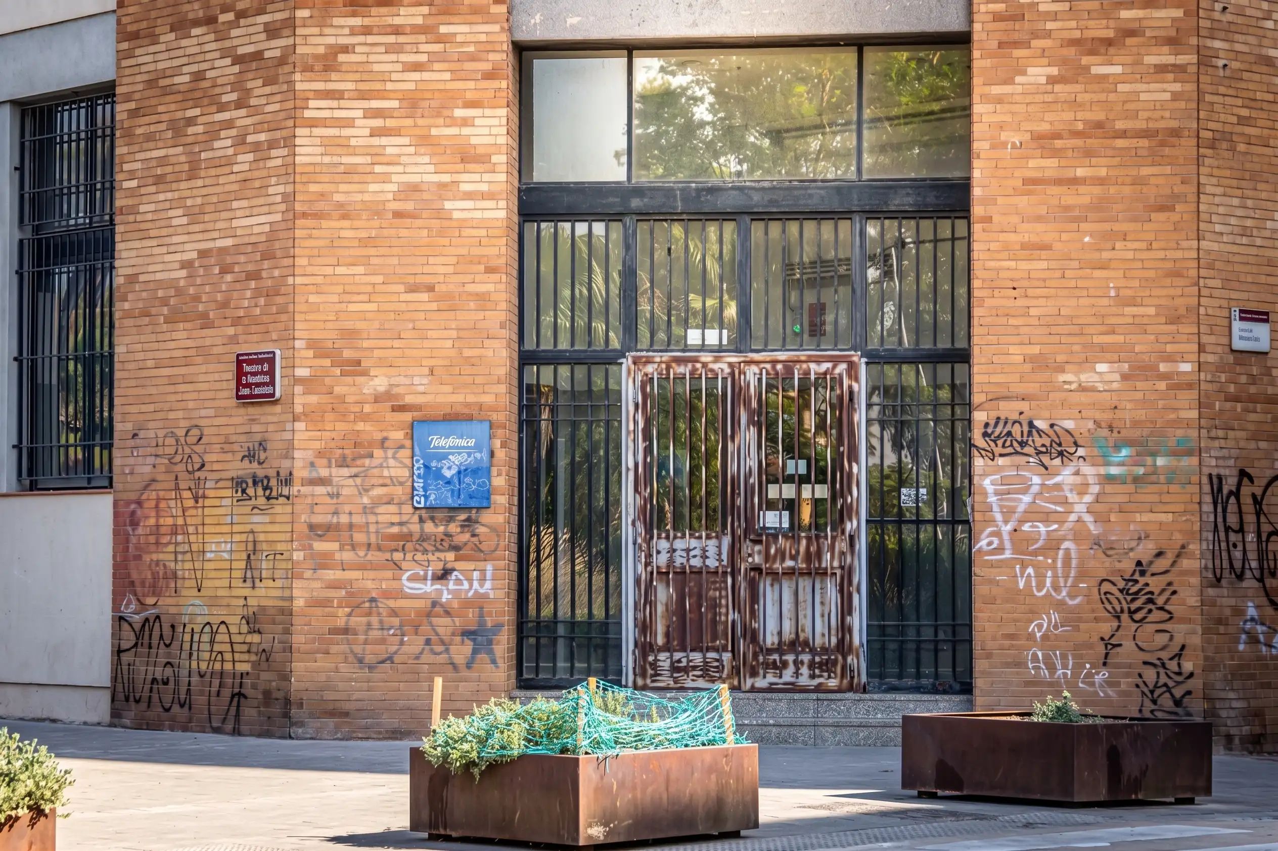Sant Adrià transformará un edificio de Telefónica en pisos para mayores