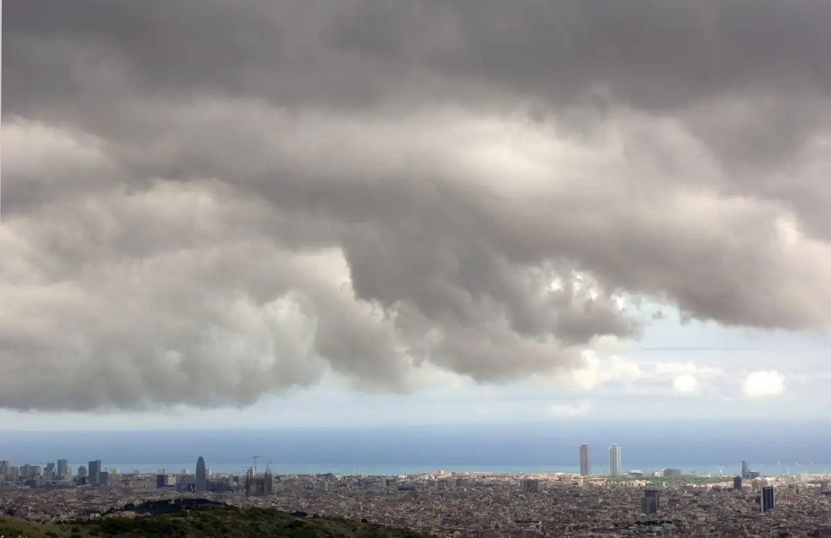 Una vaguada portarà fred, pluges intenses i neu a Barcelona aquest cap de setmana