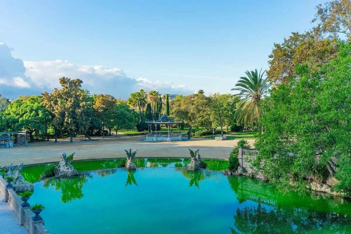 El Retiro se cierra por calor mientras Barcelona abre refugios verdes