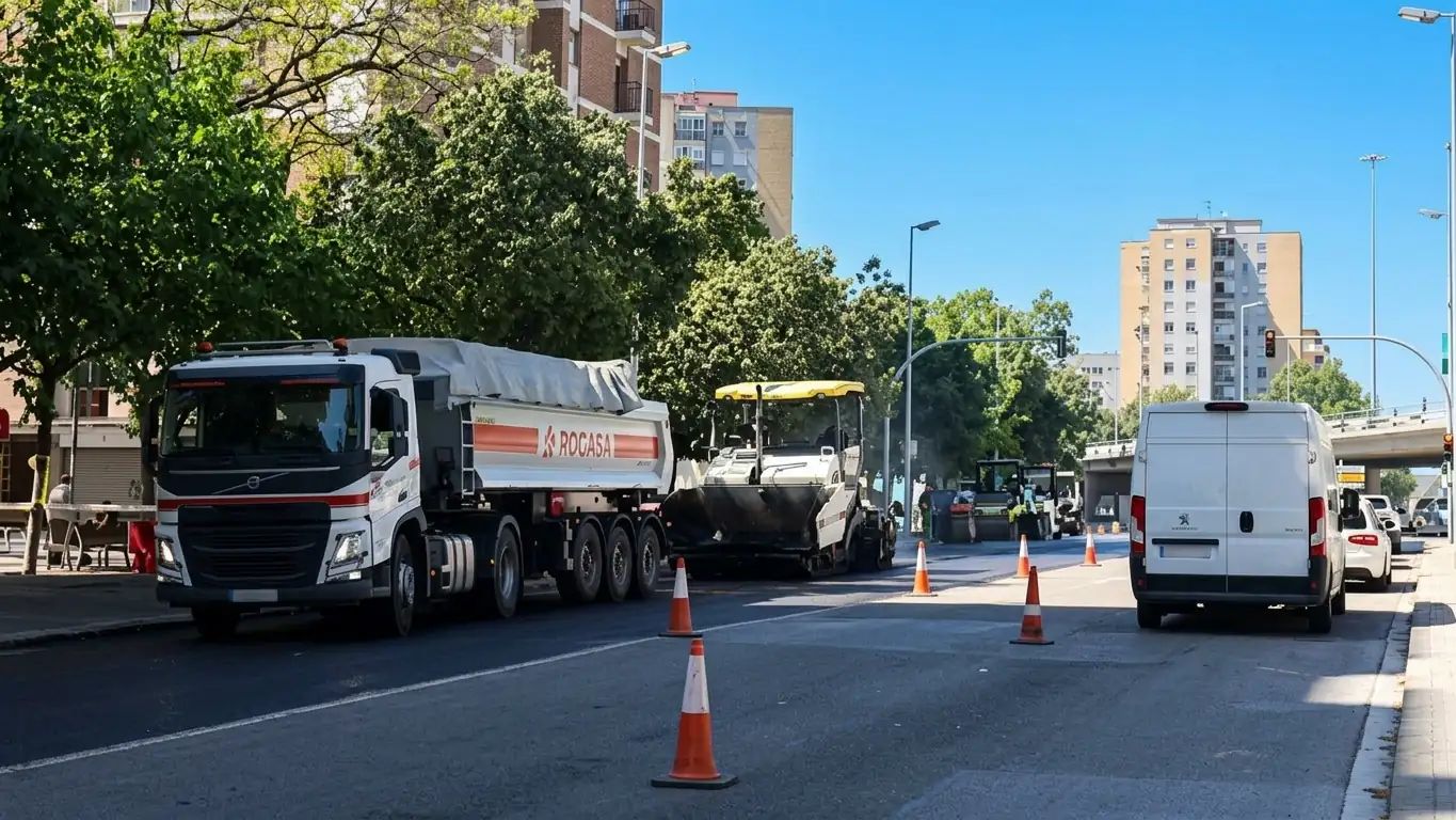 Obres d'asfaltatge de l'avinguda Alfons XIII a Badalona Xavier García Albiol (X)