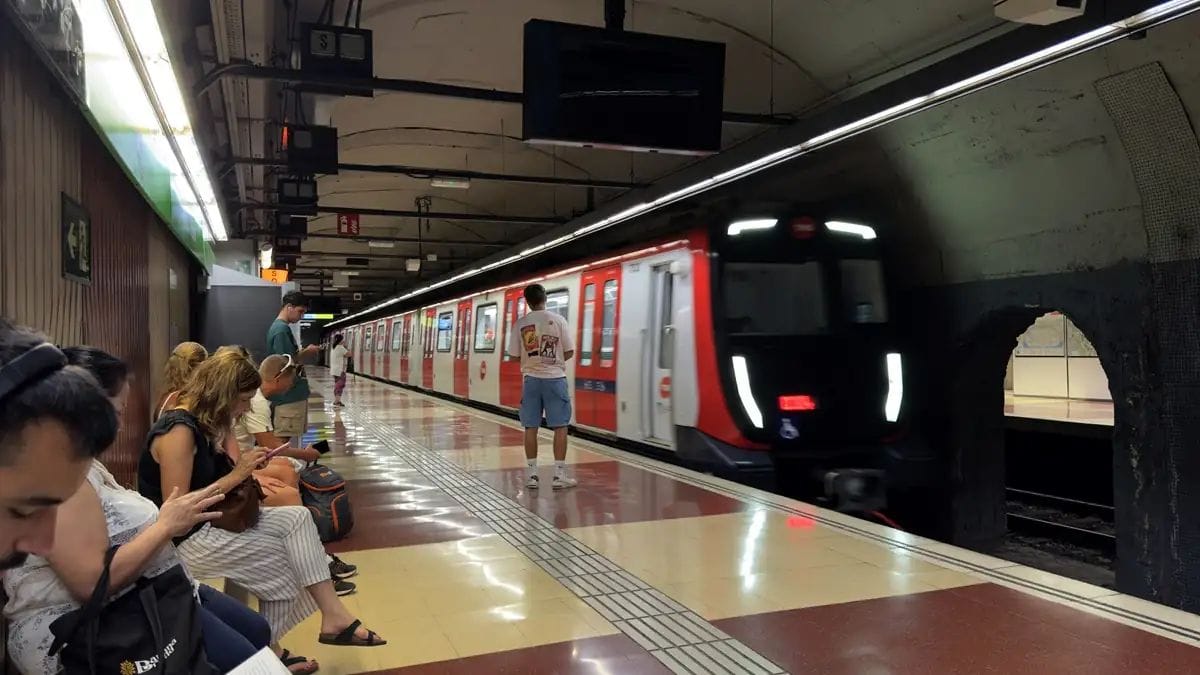 La L10 millora la seva seguretat i talla el servei a Zona Franca aquests dies
