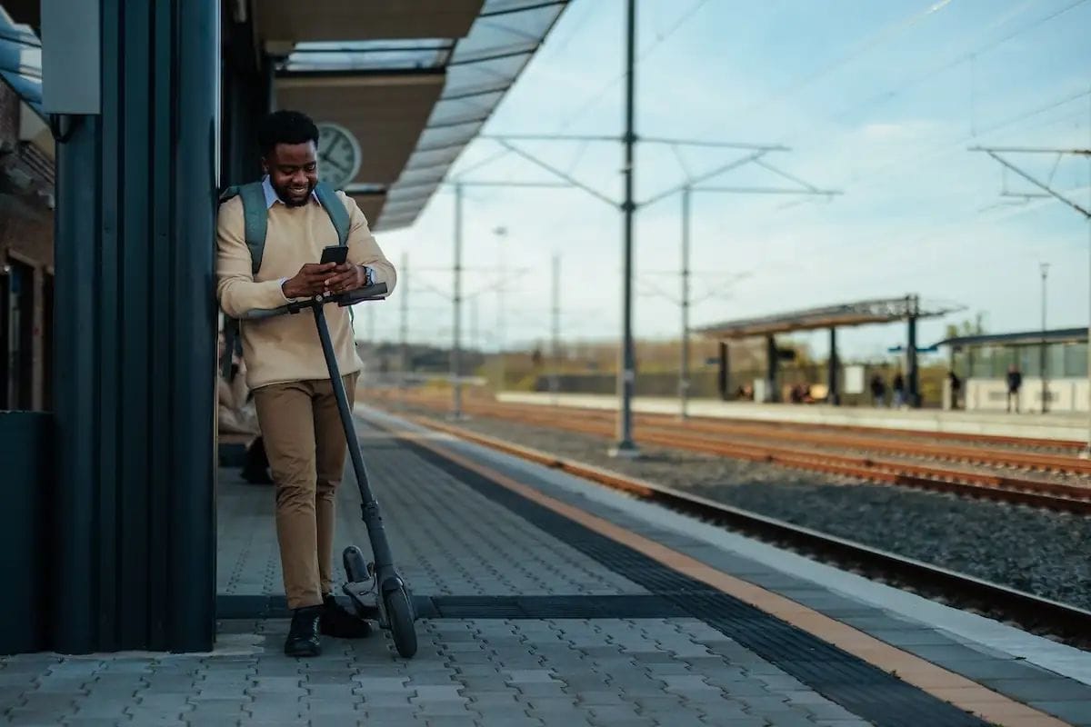 Renfe torna a admetre patinets elèctrics, però Rodalies manté el veto