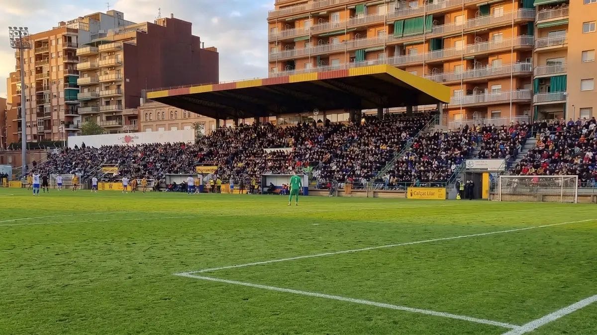 Estadio Narcís Sala con césped natural
