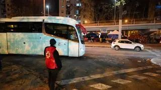 Autobuses listos para trasladar a personas desalojadas del instituto B9 que viven bajo la autovía C-31 hacia distintos albergues habilitados para su acogida
