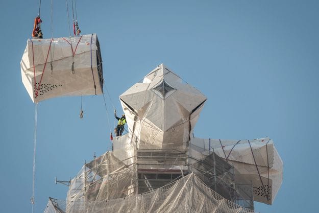 La Sagrada Família coloca el último brazo horizontal de la cruz de Jesucristo