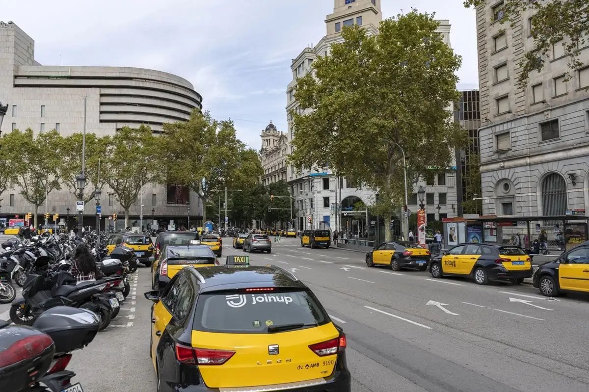 El bloqueig de la nova llei del taxi a Barcelona retarda la regulació d'Uber, Bolt i Cabify