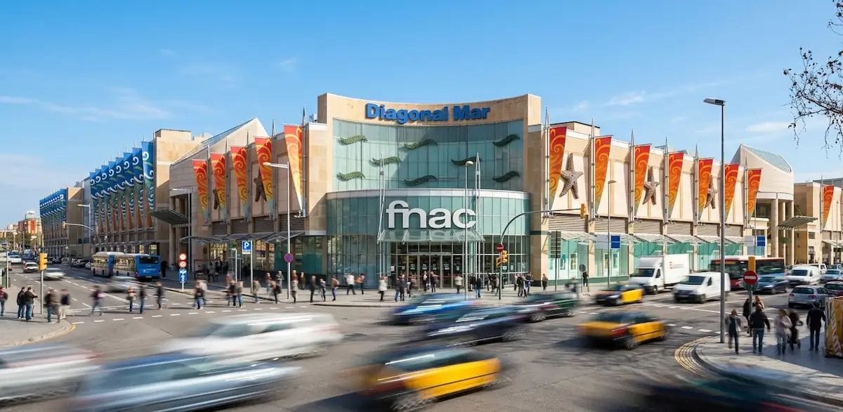 Dos menors ruixen gas pebre en un cinema de Diagonal Mar i obliguen a evacuar 60 persones