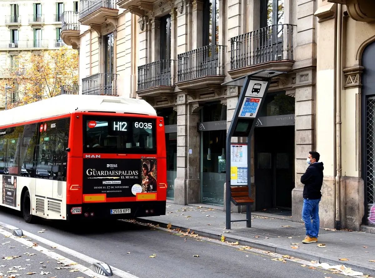 La línia V5 amplia el seu recorregut i millora la connexió amb La Marina