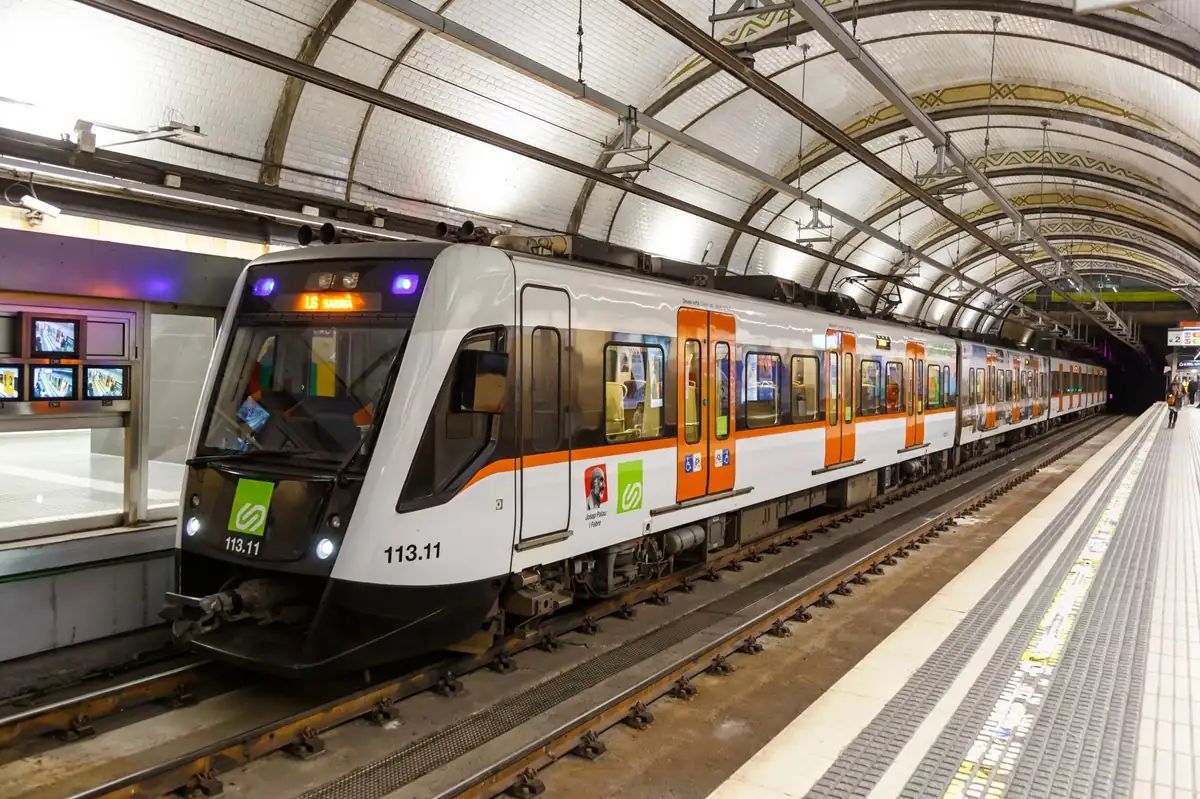 Incidència al metro de Barcelona altera la tarda de centenars d'usuaris