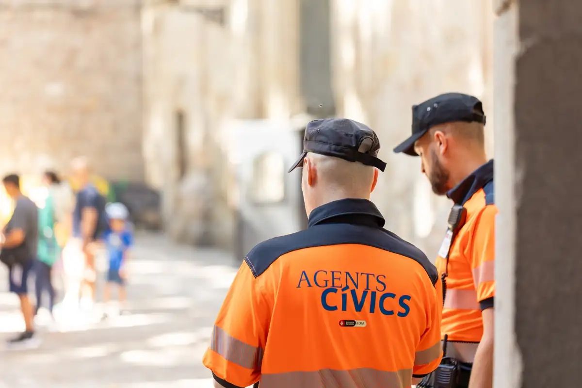 Barcelona reforça el control en zones turístiques amb el doble d'agents cívics