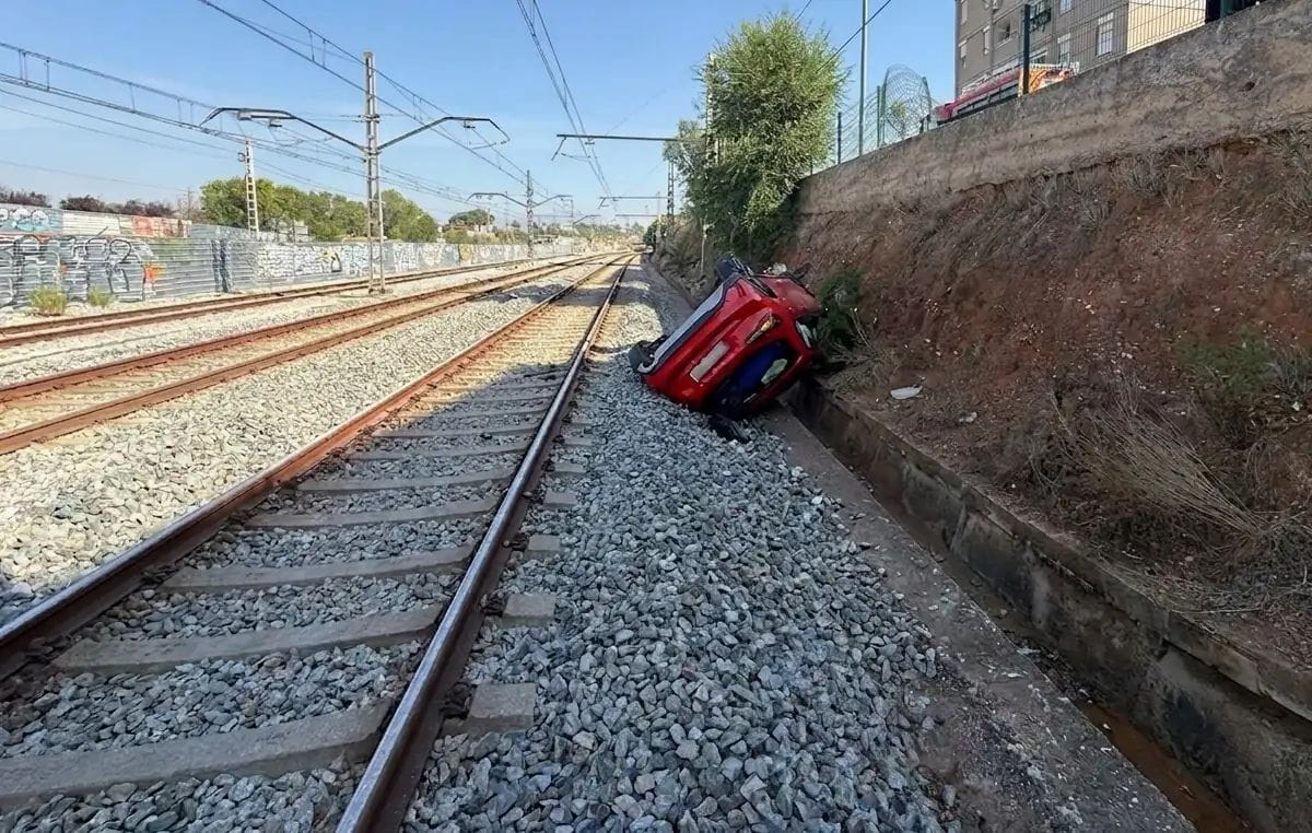Un coche cae a las vías y obliga a cortar la R4 de Rodalies