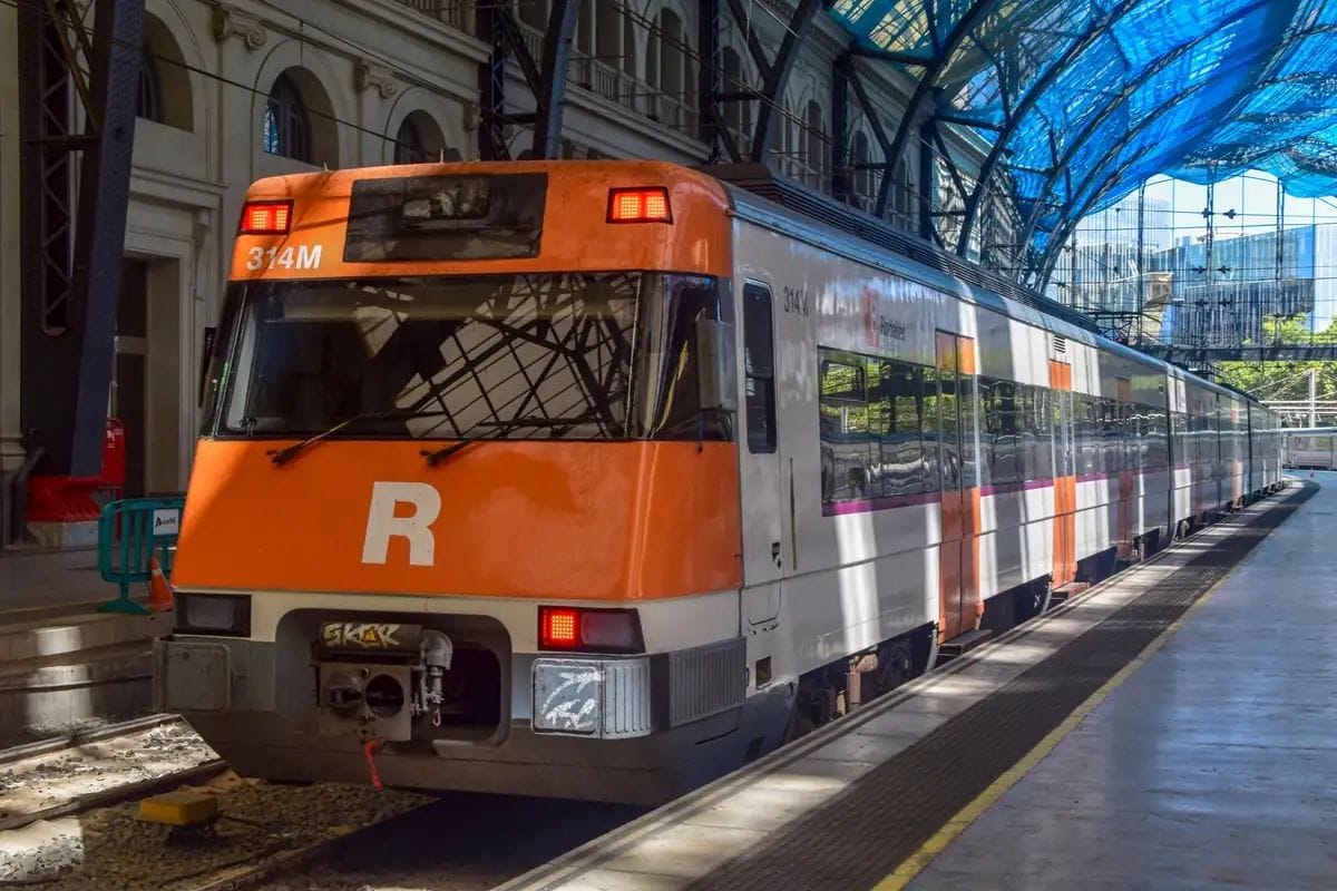 La R3 es buida per les obres i els viatgers opten pel bus