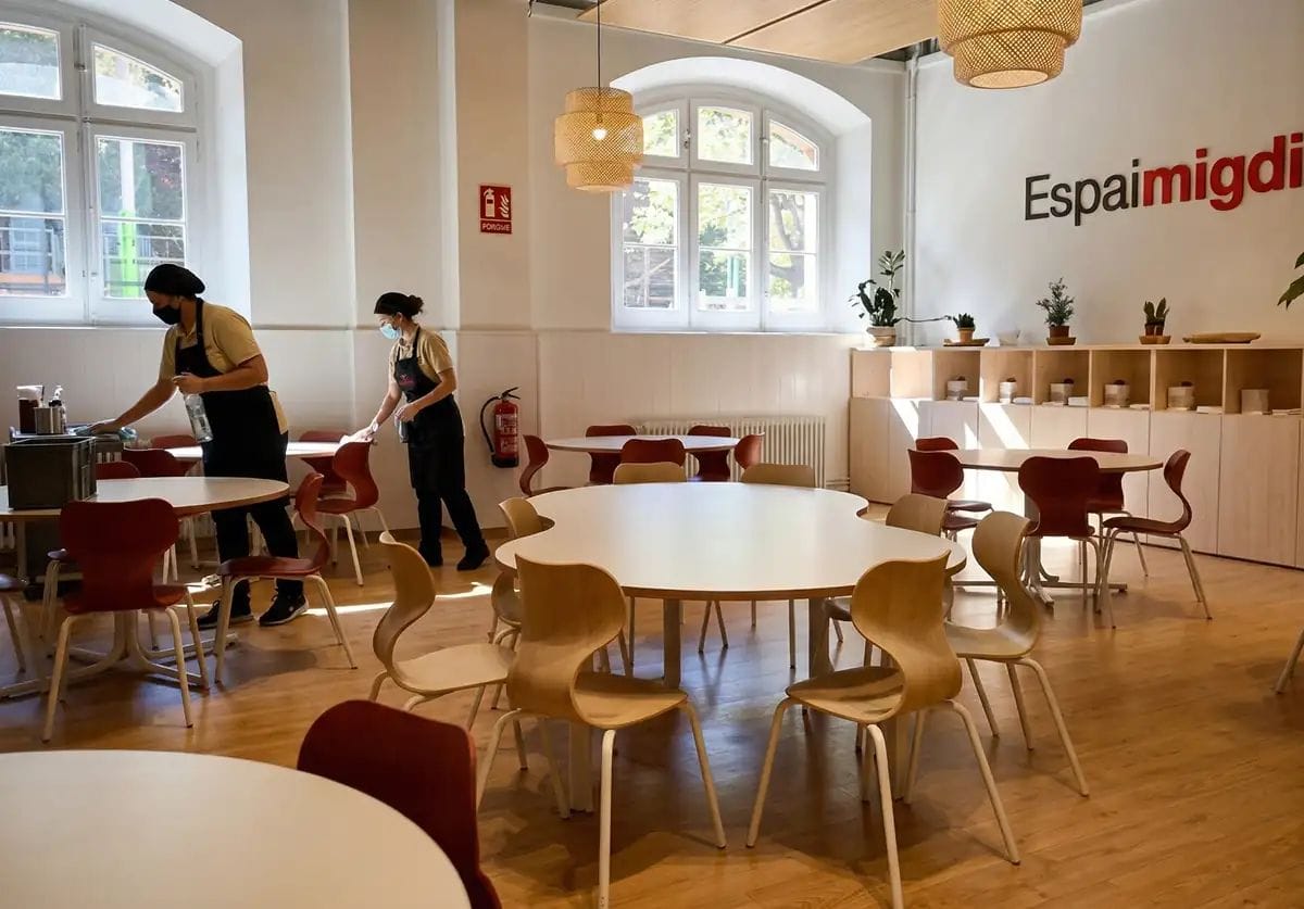 Taules rodones i vaixella blanca a l'Escola Ramon Llull de Barcelona