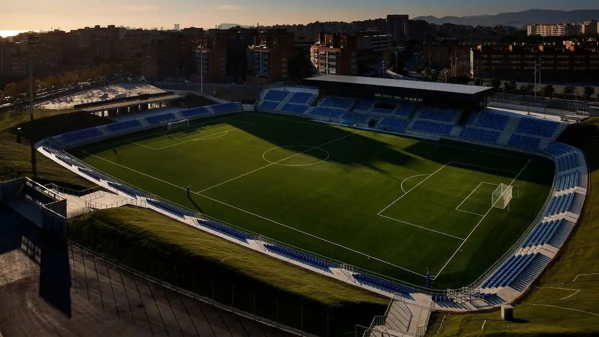El campo de Montigalà se moderniza con nuevas gradas y césped de última generación