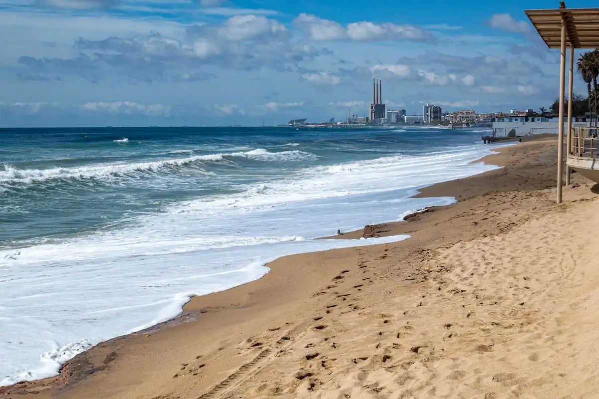 Cierran al baño las playas de Badalona, Montgat y Sant Adrià por contaminación del agua