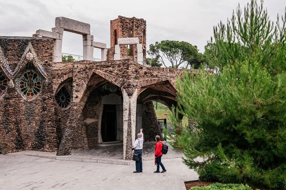 La Festa del Modernisme de la Colònia Güell sorprèn amb drons i homenatge a Gaudí
