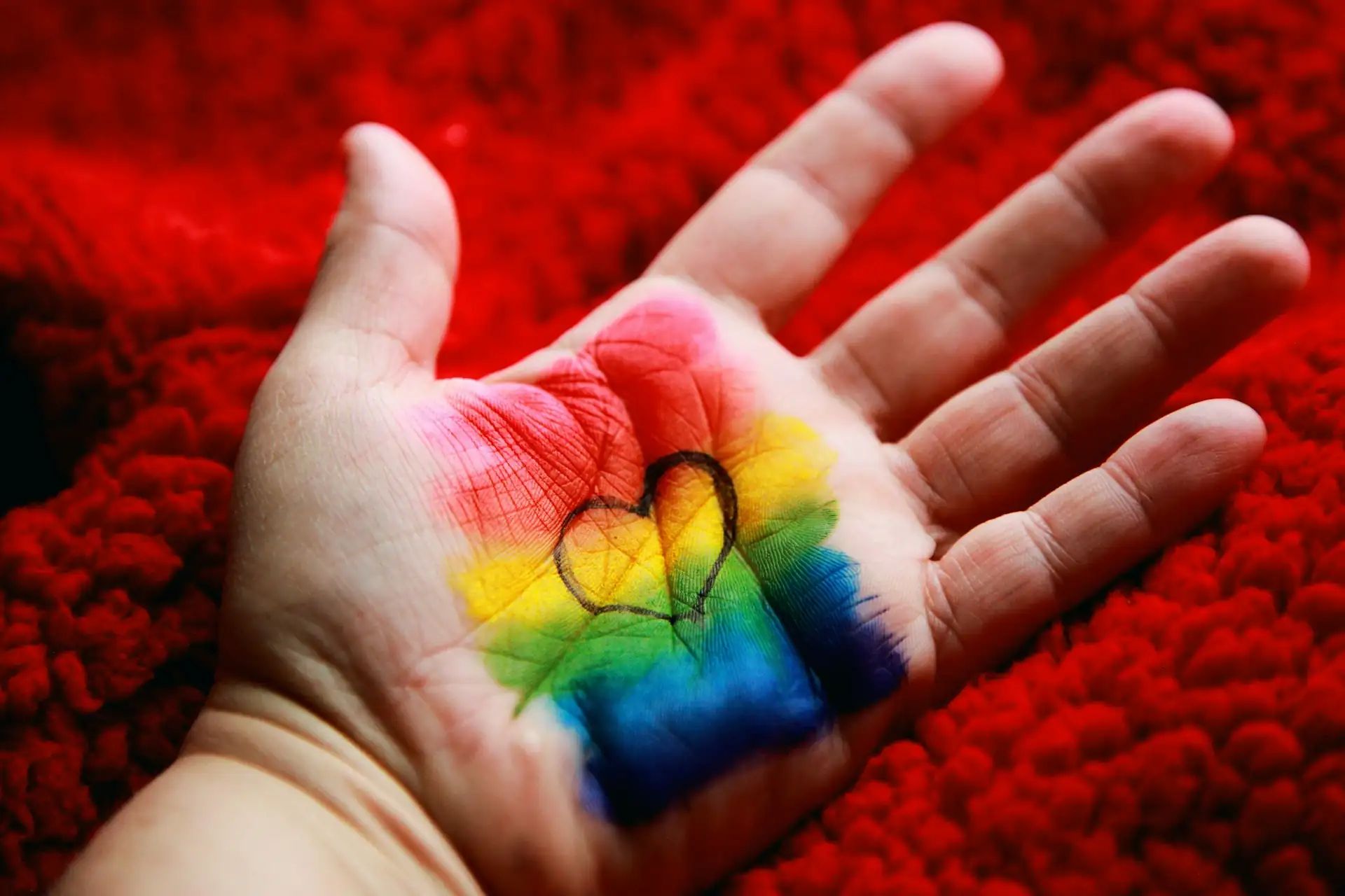 6 formas de celebrar el Orgullo en pareja este junio (más allá de las carrozas)