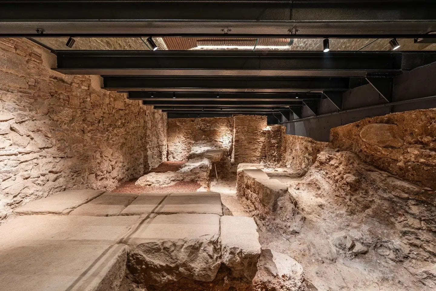 Hallazgo Gòtic a Barcelona: paviment romà + carta del segle XX a l'habitació 110 del Barcino