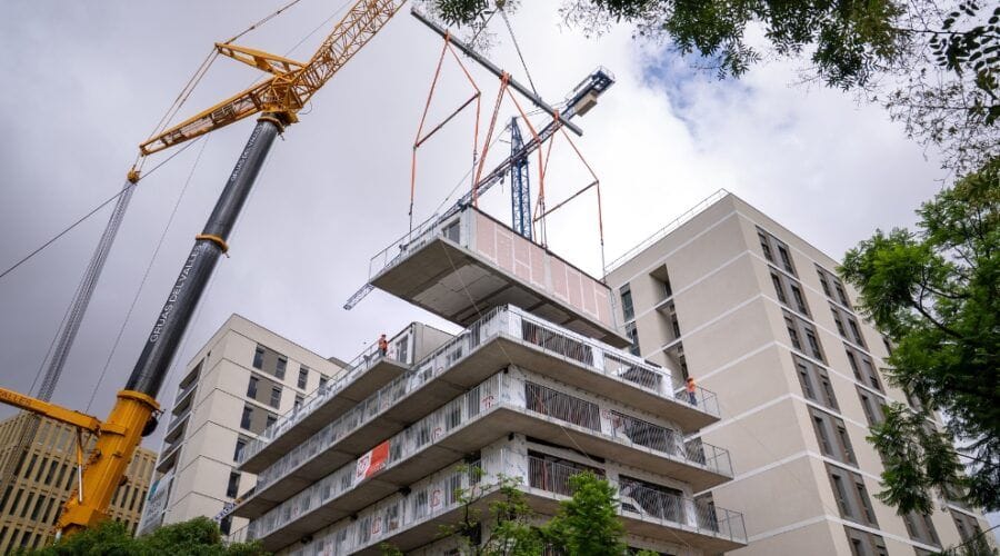 Barcelona aixeca en només 10 dies un bloc de 40 habitatges públics amb construcció modular