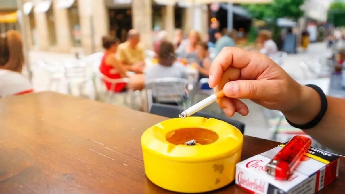 Fumador en una terrassa de bar