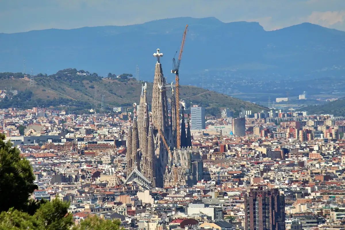 La Sagrada Família reobre la polèmica pels edificis que podrien caure