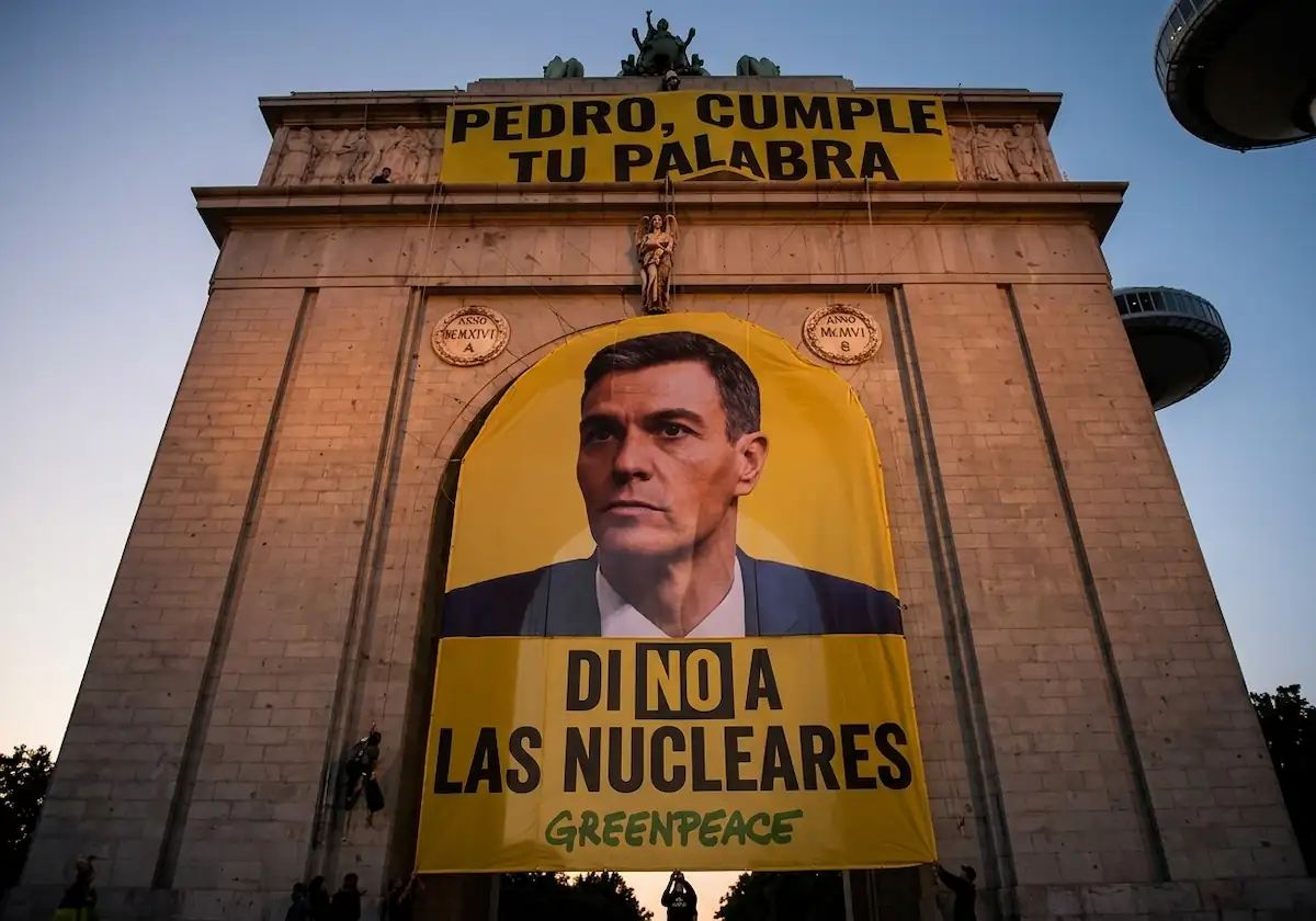 Una lona gegant a Moncloa exigeix tancar les nuclears