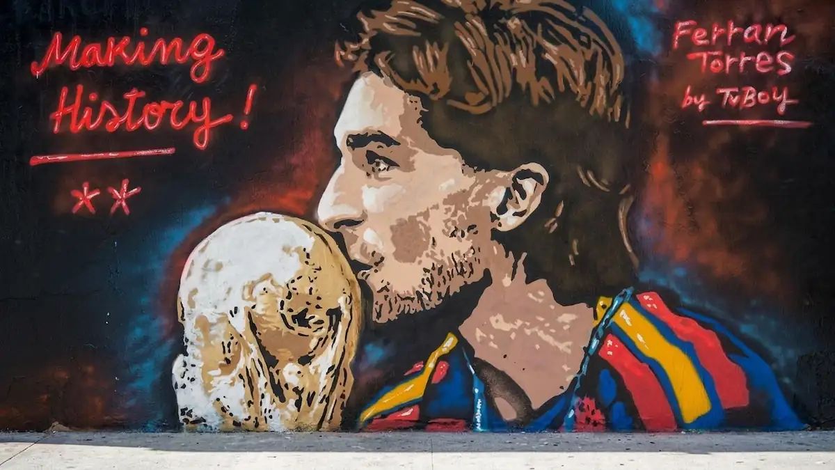 El mural de Ferran Torres aparece vandalizado en plaza Joanic