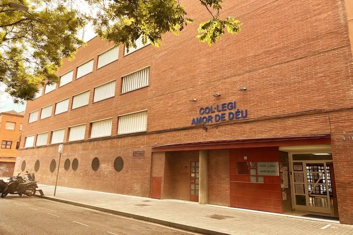 Padres de Sant Adrià piden medidas urgentes contra el calor escolar