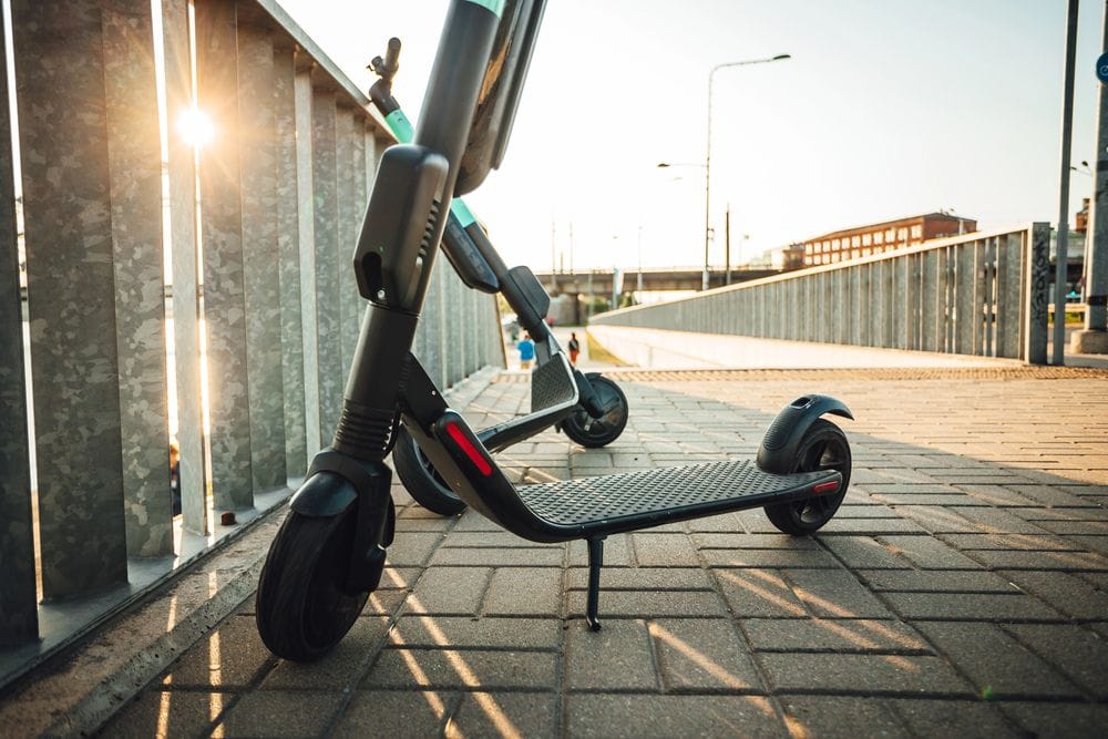 Barcelona posarà fre als patinets elèctrics: assegurança i registre obligatoris el 2026