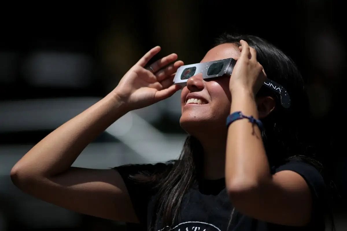 Cómo prepararse para el eclipse total de agosto: claves para verlo sin riesgos