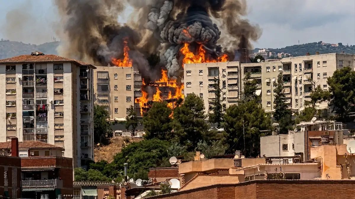 El incendio de Gavà activa alertas y confina a miles de personas