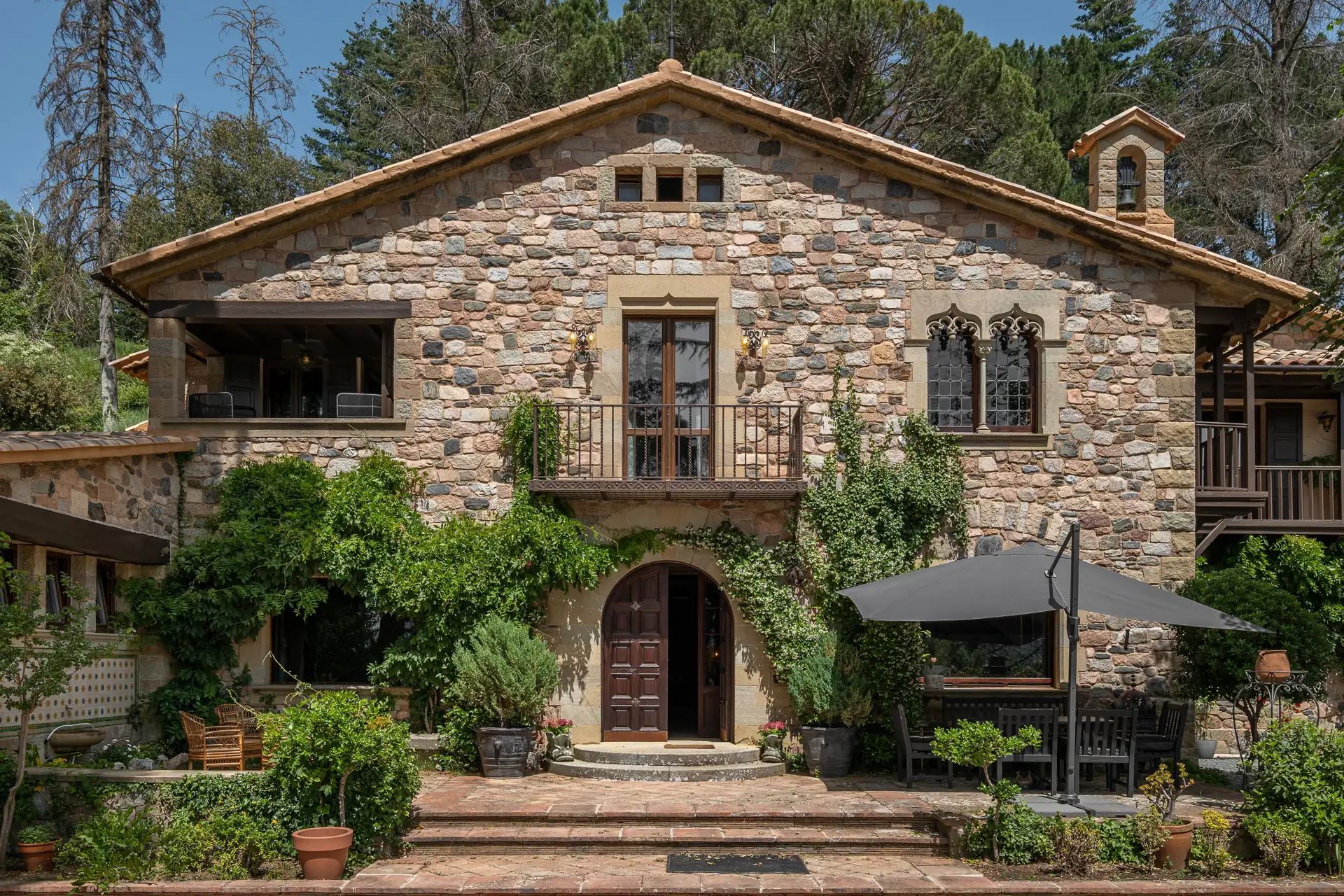 A una hora de Barcelona: la villa del Montseny que enamora por sus vistas y su reforma impecable