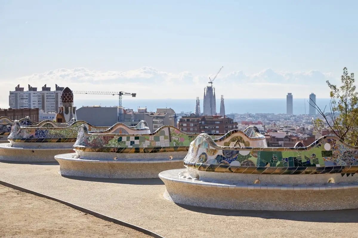 Trobar un banc a Barcelona depèn del barri: així està la distribució