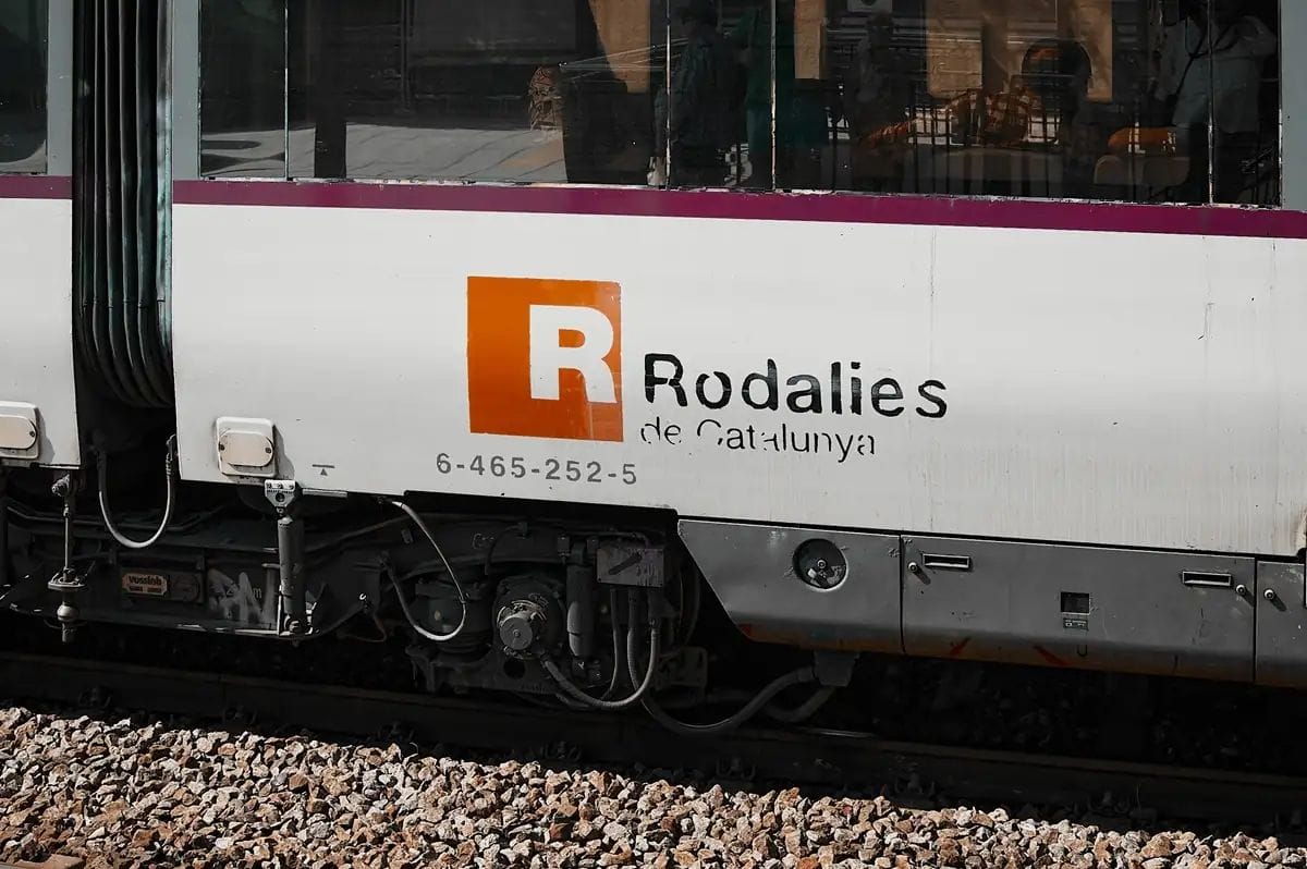 Milers de viatgers afectats pel tall de la R3 després d'un robatori de coure