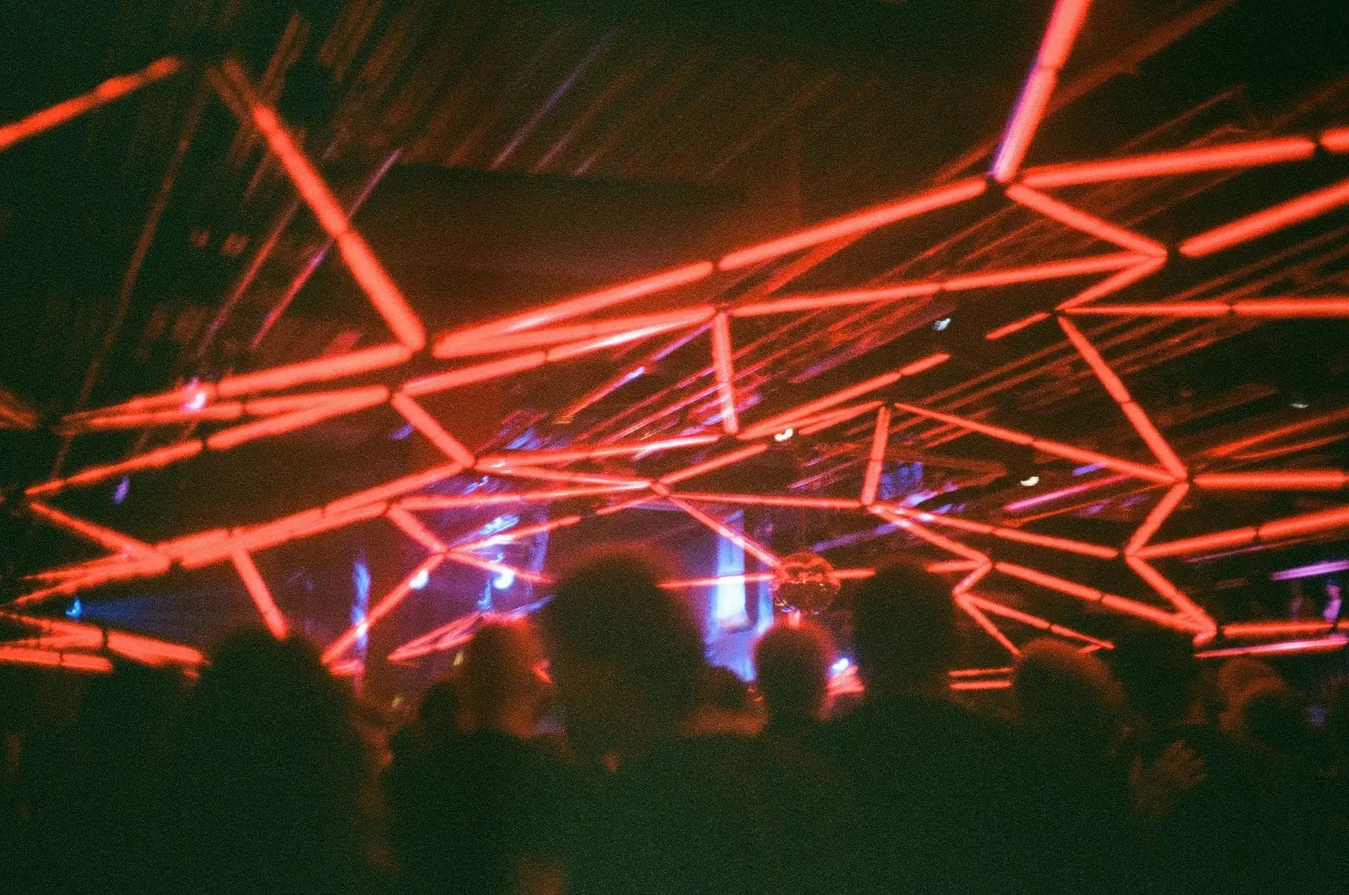 Barcelona canvia castanyes per techno en una rave entre turbines