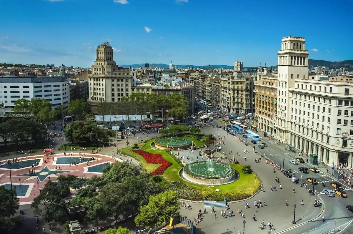 Las fuentes de plaza Catalunya vuelven a funcionar con horario de verano