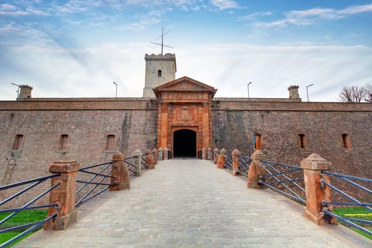 El castillo de Montjuïc amplía horario para el eclipse solar en Barcelona