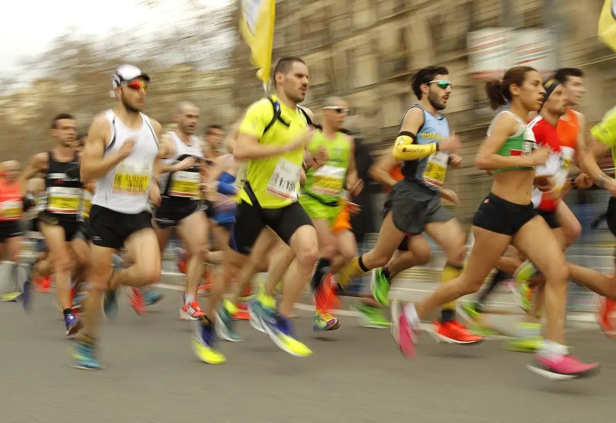 Polémica en el maratón de Barcelona: una ambulancia atrapada entre corredores