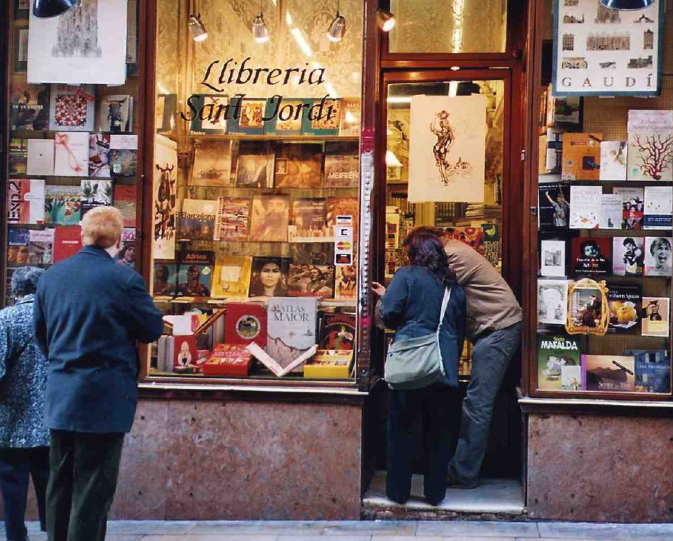 Renace la Llibreria Sant Jordi: la històrica llibreria del Gòtic reobre amb un bar de vins i vocació veïnal