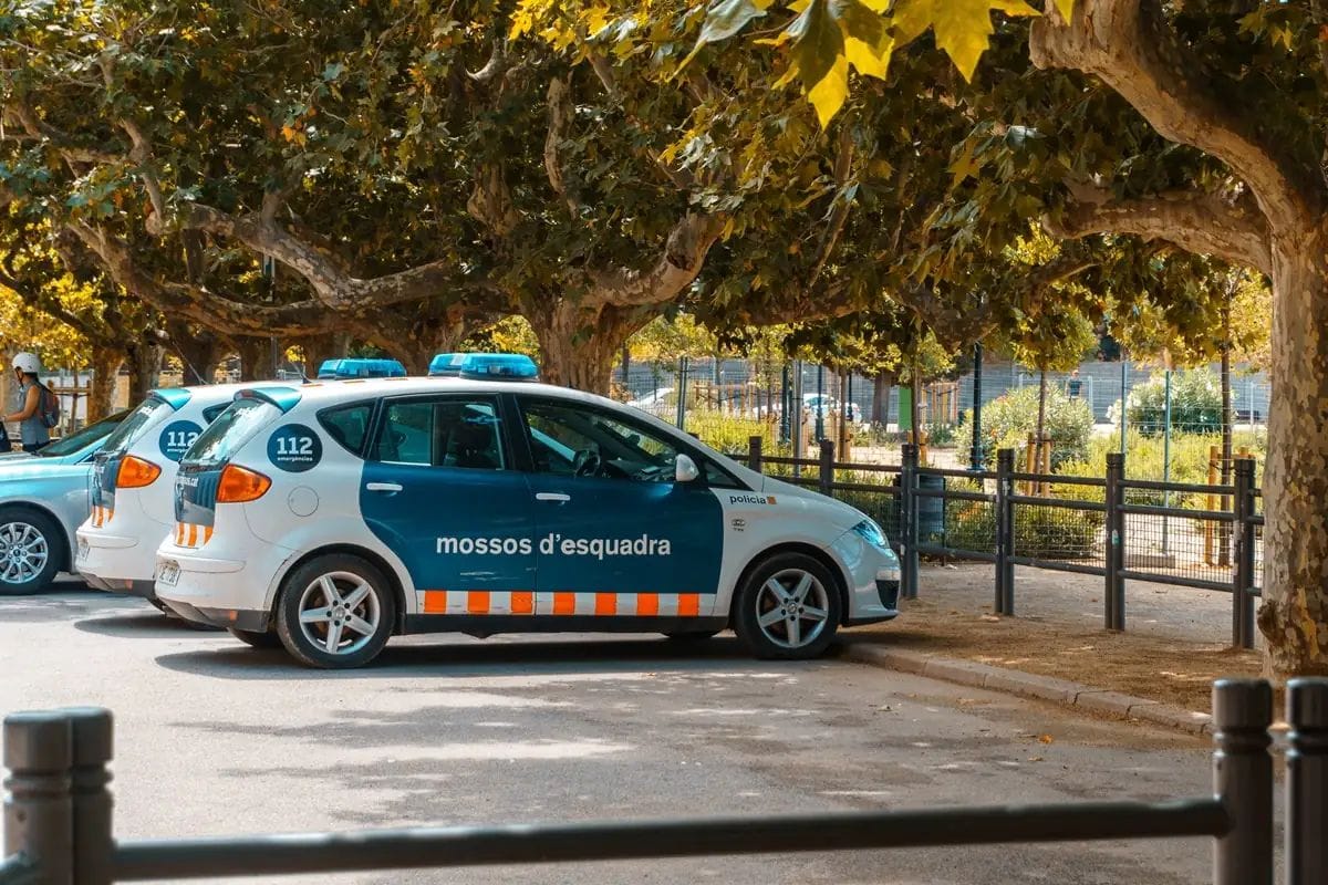 Policies sense uniforme a les aules: la mesura que divide els instituts a Catalunya