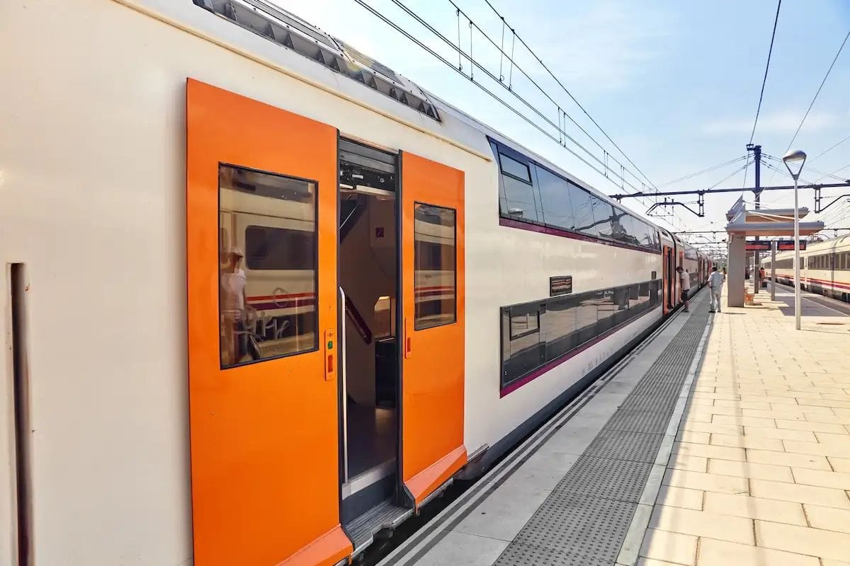 Un robatori de cable redueix la R1 a dos trens per hora entre L’Hospitalet i Maçanet
