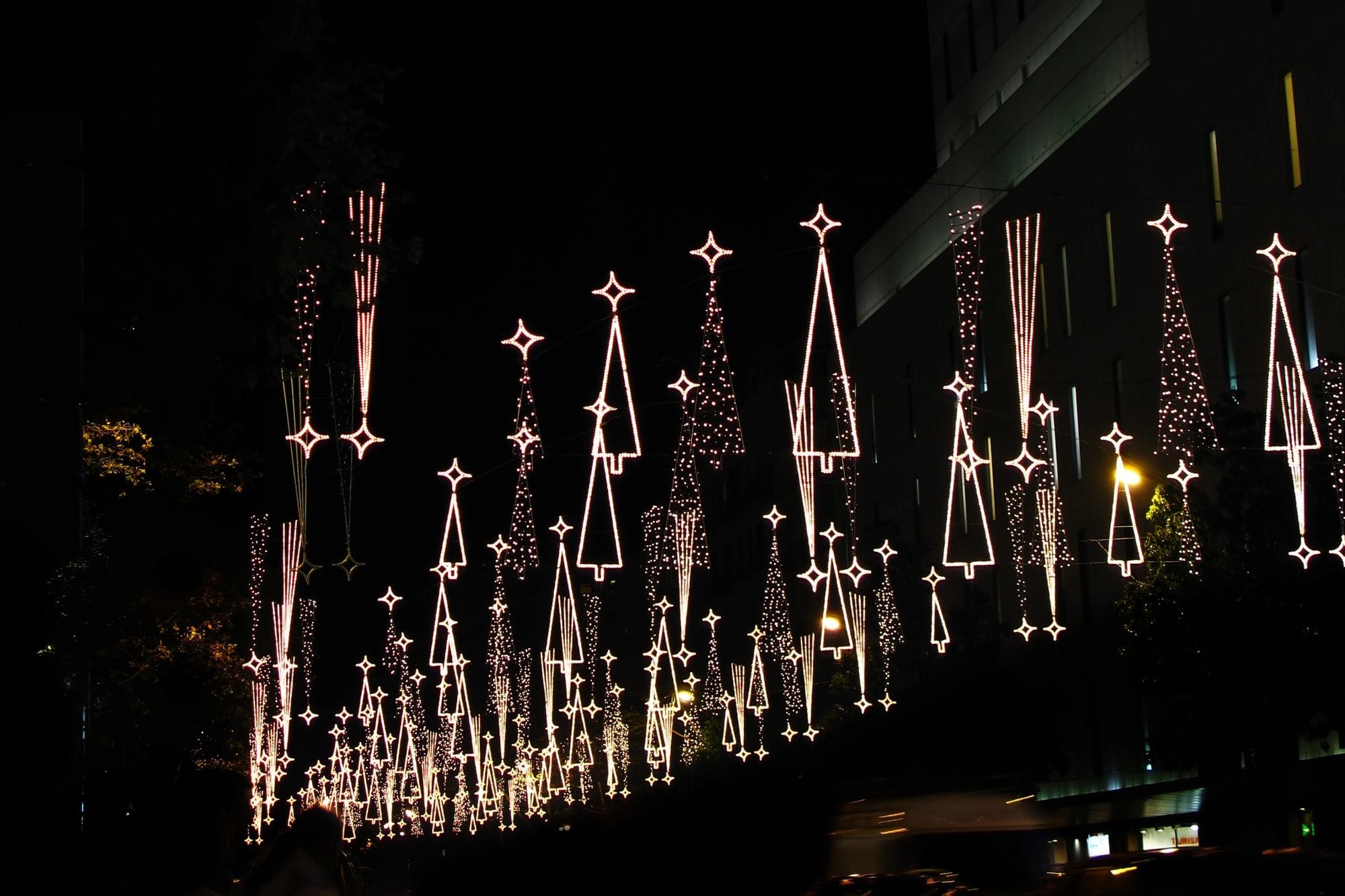 Barcelona refuerza la seguridad invernal con luces decorativas en el centro histórico